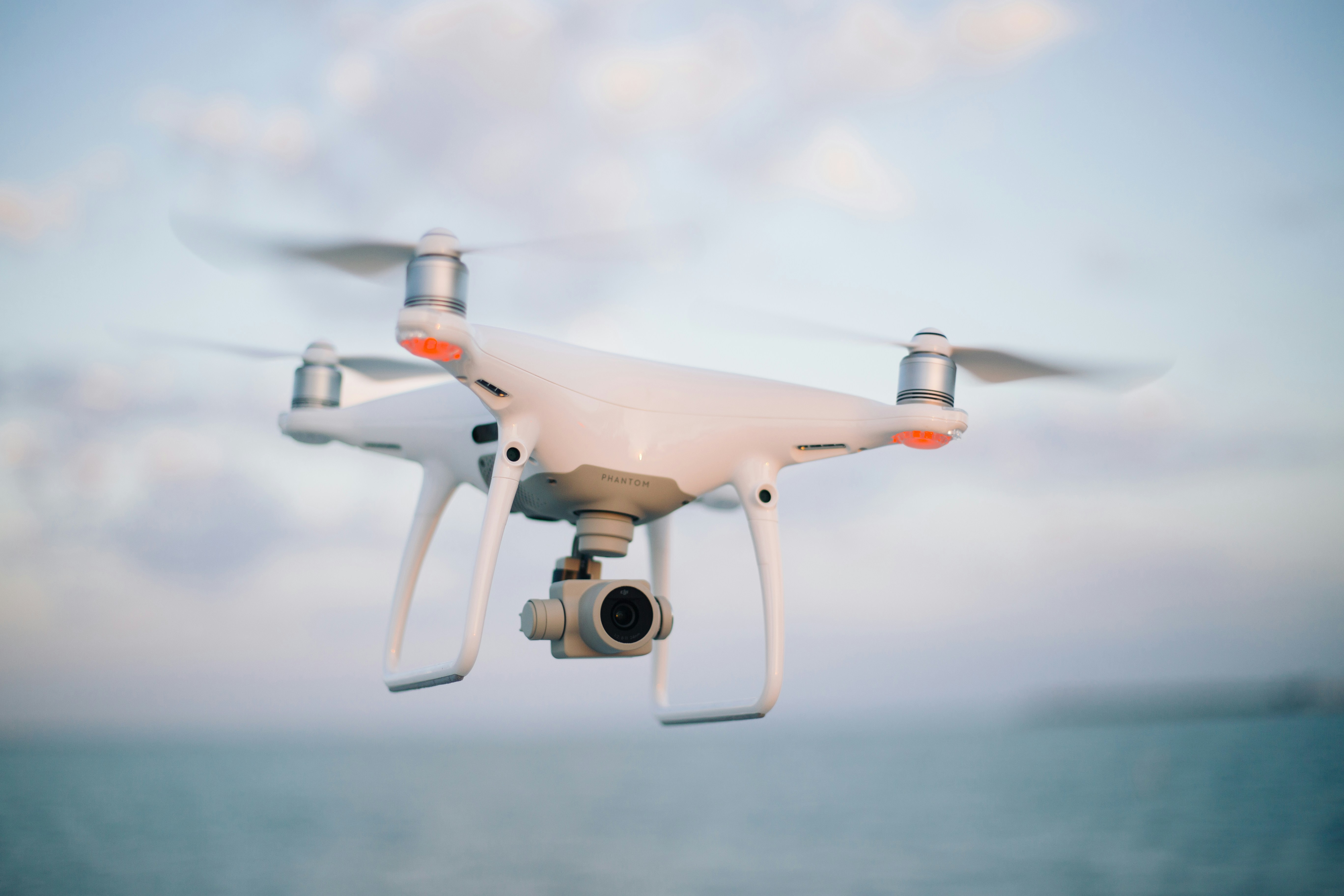 Crise de Sécurité des Drones : Technologies Furtives, Lacunes Réglementaires, Évolution Militaire